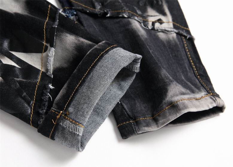 Les jeans Amiri pour homme allient sophistication et décontraction, incarnant parfaitement l’élégance intemporelle de la maison italienne.