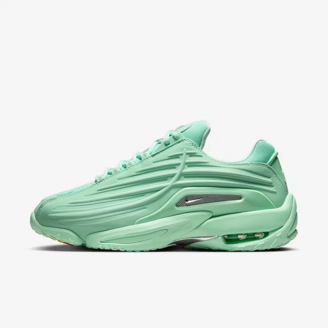 Les baskets Nike X Nocta Hot Step 2 incarnent l'alliance parfaite entre un style audacieux et une performance haut de gamme
