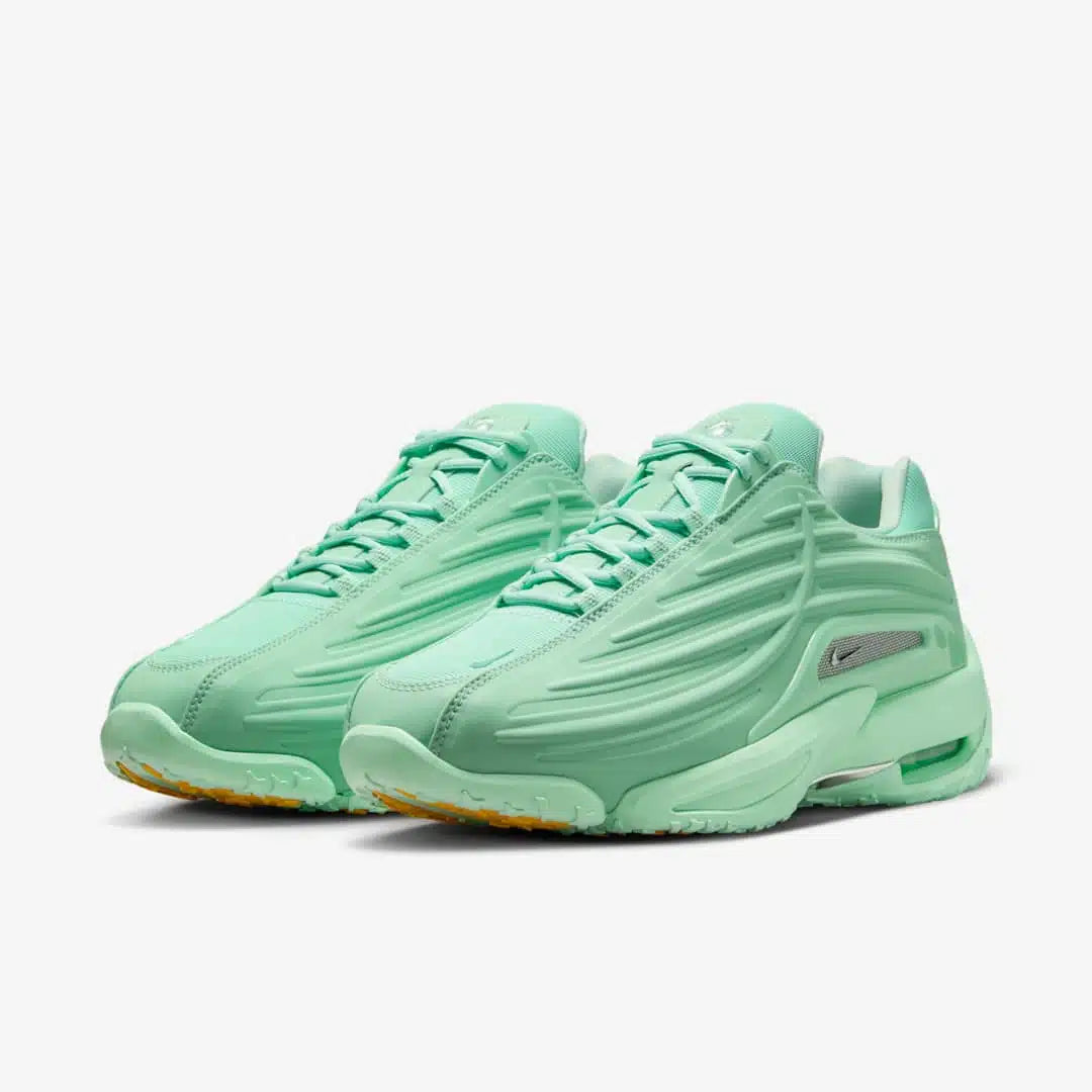 Les baskets Nike X Nocta Hot Step 2 incarnent l'alliance parfaite entre un style audacieux haut de gamme collaboration Nocta.pas cher