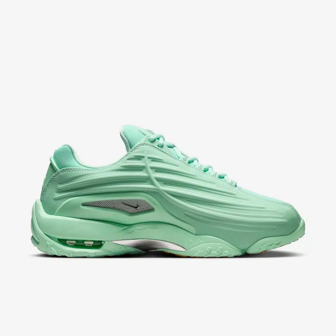 Les baskets Nike X Nocta Hot Step 2 incarnent l'alliance parfaite entre un style audacieux haut de gamme collaboration Nocta.pas cher