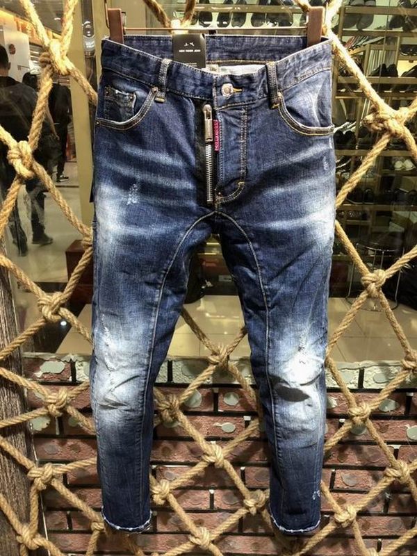 les jeans DSquared2 pour homme combinent performance et style avec une touche de robustesse urbaine. En effet, leur design distinctif et leur qualité