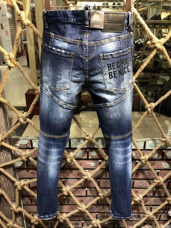 les jeans DSquared2 pour homme combinent performance et style avec une touche de robustesse urbaine. En effet, leur design distinctif et leur qualité