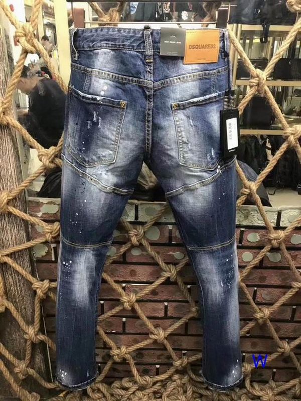 les jeans DSquared2 pour homme combinent performance et style avec une touche de robustesse urbaine. En effet, leur design distinctif et leur qualité
