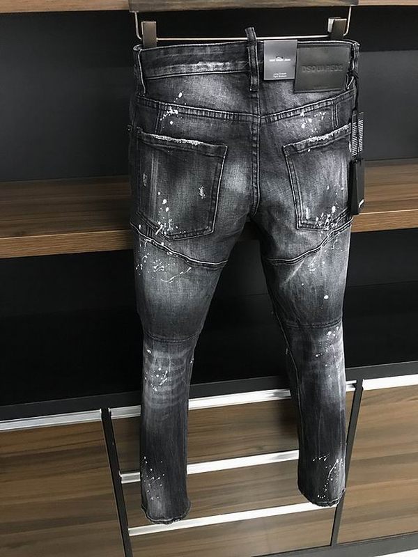 les jeans DSquared2 pour homme combinent performance et style avec une touche de robustesse urbaine. En effet, leur design distinctif et leur qualité