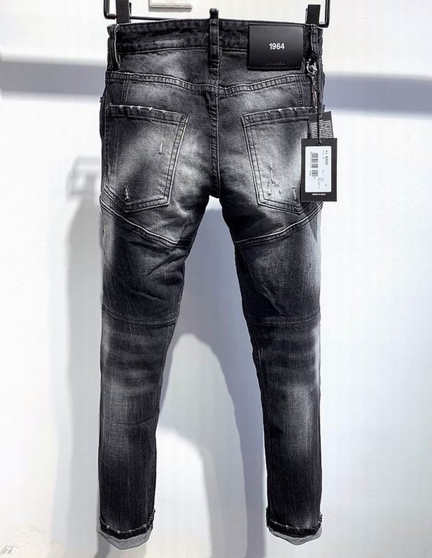 les jeans DSquared2 pour homme combinent performance et style avec une touche de robustesse urbaine. En effet, leur design distinctif et leur qualité