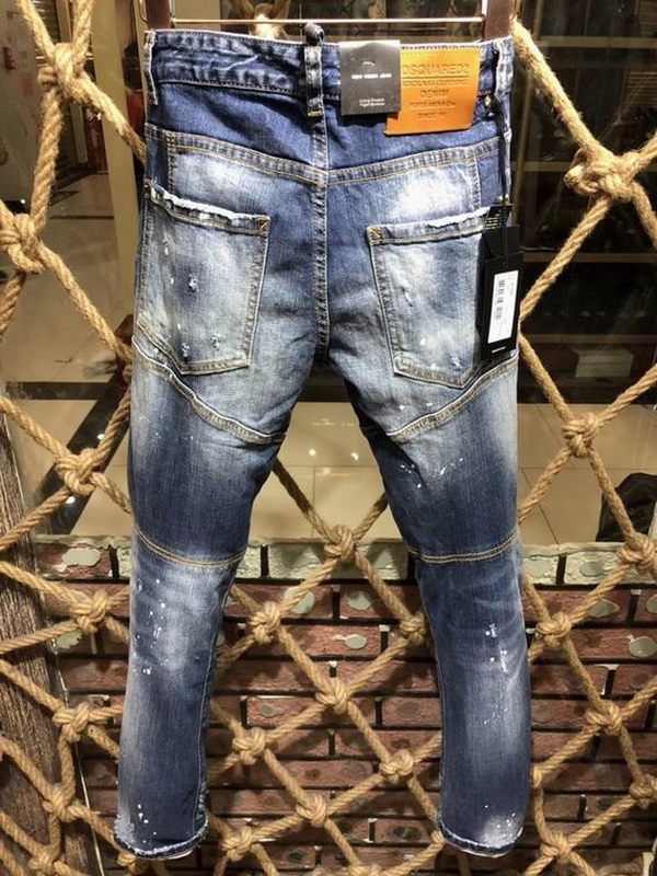 les jeans DSquared2 pour homme combinent performance et style avec une touche de robustesse urbaine. En effet, leur design distinctif et leur qualité