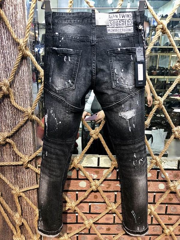 les jeans DSquared2 pour homme combinent performance et style avec une touche de robustesse urbaine. En effet, leur design distinctif et leur qualité