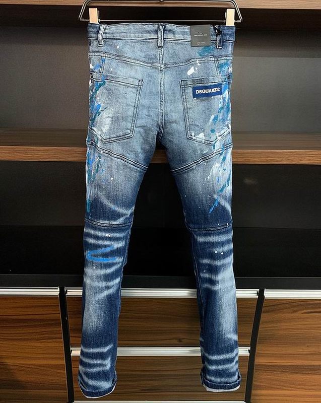 les jeans DSquared2 pour homme combinent performance et style avec une touche de robustesse urbaine. En effet, leur design distinctif et leur qualité