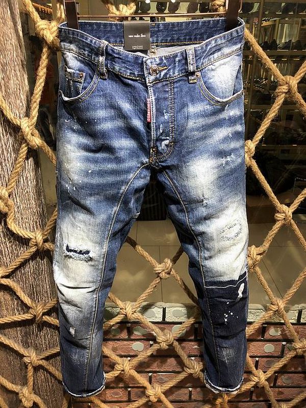 les jeans DSquared2 pour homme combinent performance et style avec une touche de robustesse urbaine. En effet, leur design distinctif et leur qualité exceptionnelle