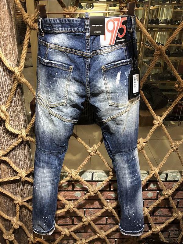 les jeans DSquared2 pour homme combinent performance et style avec une touche de robustesse urbaine. En effet, leur design distinctif et leur qualité exceptionnelle