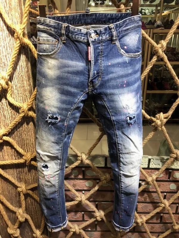 les jeans DSquared2 pour homme combinent performance et style avec une touche de robustesse urbaine. En effet, leur design distinctif et leur qualité exceptionnelle