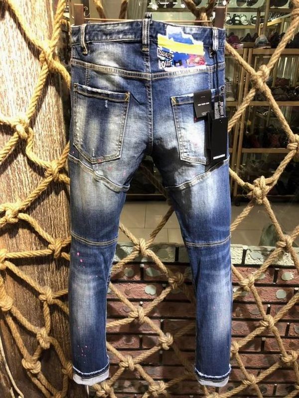 les jeans DSquared2 pour homme combinent performance et style avec une touche de robustesse urbaine. En effet, leur design distinctif et leur qualité exceptionnelle