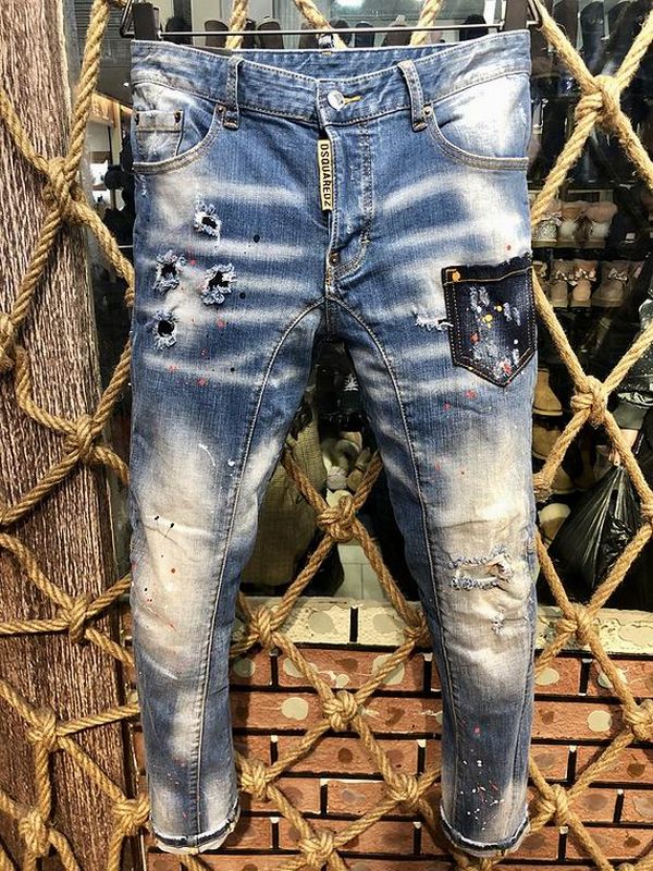 les jeans DSquared2 pour homme combinent performance et style avec une touche de robustesse urbaine. En effet, leur design distinctif et leur qualité exceptionnelle