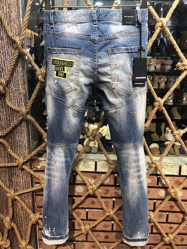 les jeans DSquared2 pour homme combinent performance et style avec une touche de robustesse urbaine. En effet, leur design distinctif et leur qualité exceptionnelle
