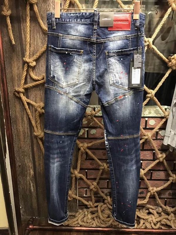 les jeans DSquared2 pour homme combinent performance et style avec une touche de robustesse urbaine. En effet, leur design distinctif et leur qualité exceptionnelle