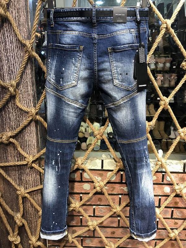 les jeans DSquared2 pour homme combinent performance et style avec une touche de robustesse urbaine. En effet, leur design distinctif et leur qualité exceptionnelle