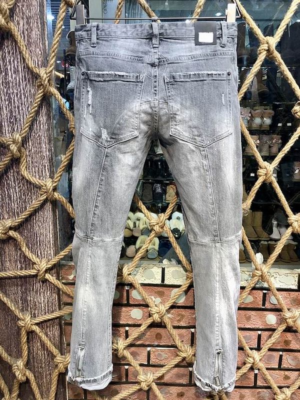 les jeans DSquared2 pour homme combinent performance et style avec une touche de robustesse urbaine. distinctif.pas cher.le moins cher.