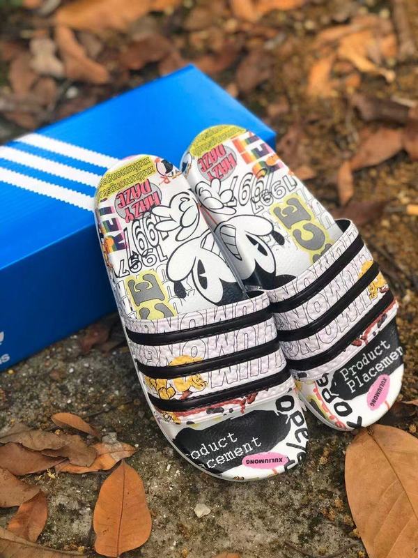 Les sandales claquettes Adidas sont un incontournable pour ceux qui recherchent un mélange parfait entre confort et style décontracté.