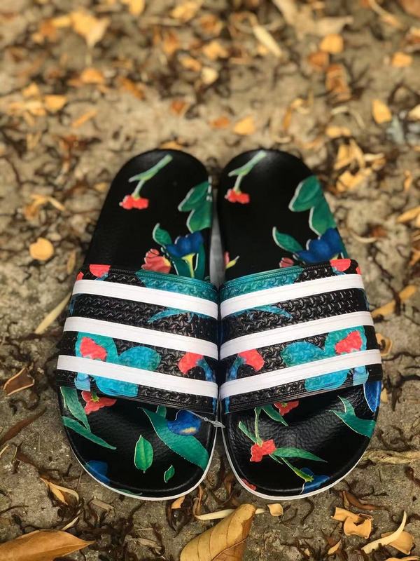 Les sandales claquettes Adidas sont un incontournable pour ceux qui recherchent un mélange parfait entre confort et style décontracté.