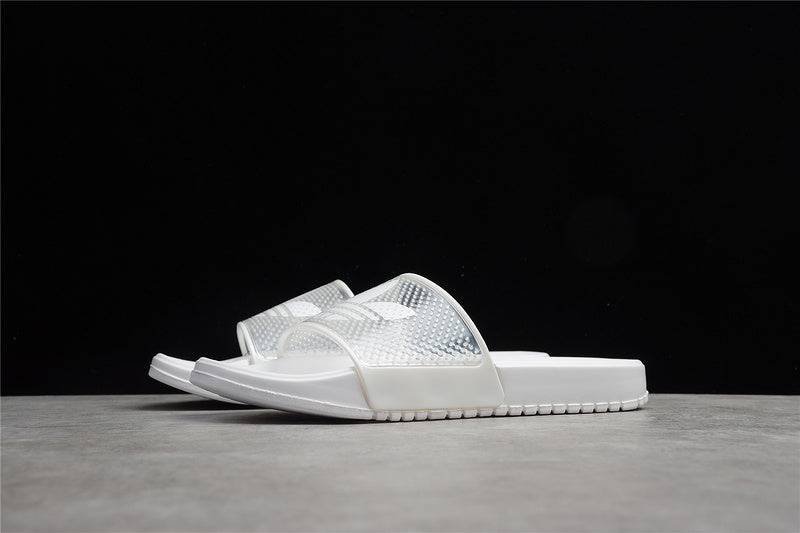 Les sandales claquettes Adidas sont un incontournable pour ceux qui recherchent un mélange parfait entre confort et style décontracté.