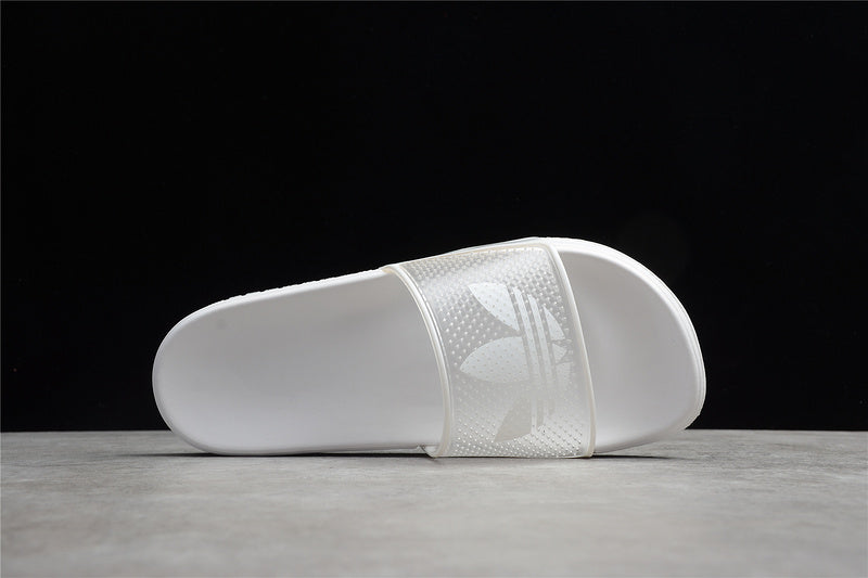 Les sandales claquettes Adidas sont un incontournable pour ceux qui recherchent un mélange parfait entre confort et style décontracté.