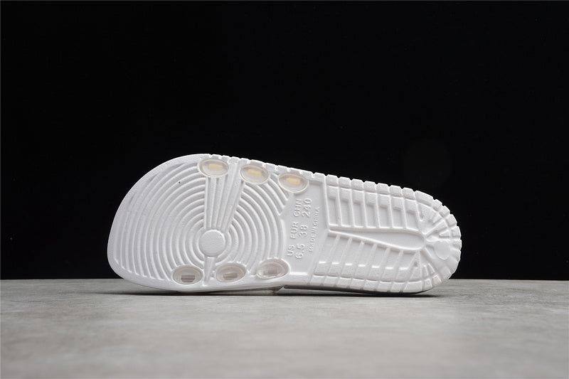 Les sandales claquettes Adidas sont un incontournable pour ceux qui recherchent un mélange parfait entre confort et style décontracté.