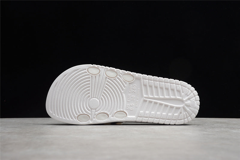 Les sandales claquettes Adidas sont un incontournable pour ceux qui recherchent un mélange parfait entre confort et style décontracté.