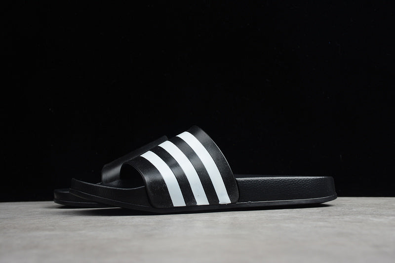 Les sandales claquettes Adidas sont un incontournable pour ceux qui recherchent un mélange parfait entre confort et style décontracté.