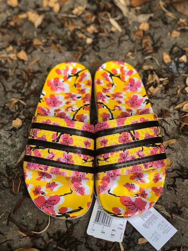 Les sandales claquettes Adidas sont un incontournable pour ceux qui recherchent un mélange parfait entre confort et style décontracté.