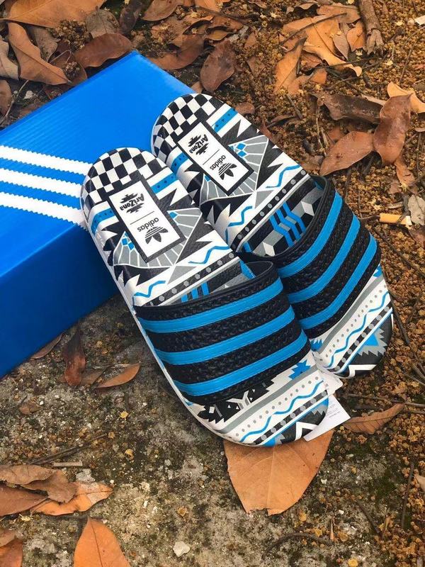 Les sandales claquettes Adidas sont un incontournable pour ceux qui recherchent un mélange parfait entre confort et style décontracté.