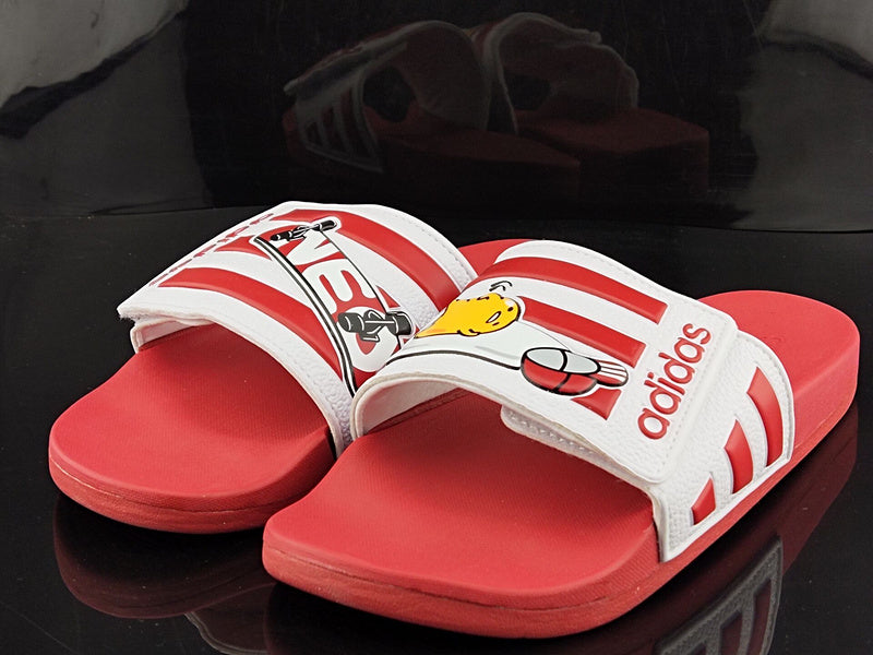 Les sandales claquettes Adidas sont un incontournable pour ceux qui recherchent un mélange parfait entre confort et style décontracté.