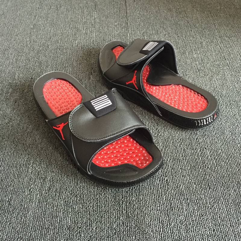 Les sandales claquettes Jordan sont un incontournable pour ceux qui recherchent un mélange parfait entre confort et style décontracté.