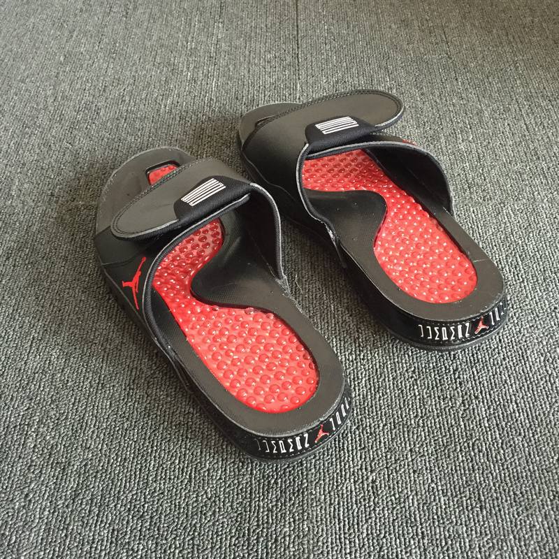 Les sandales claquettes Jordan sont un incontournable pour ceux qui recherchent un mélange parfait entre confort et style décontracté.