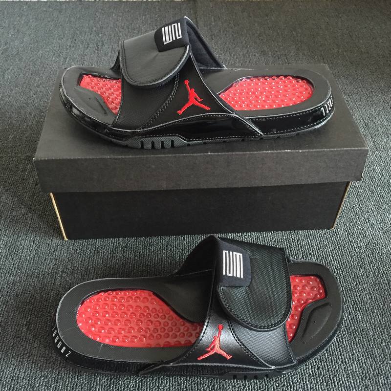 Les sandales claquettes Jordan sont un incontournable pour ceux qui recherchent un mélange parfait entre confort et style décontracté.