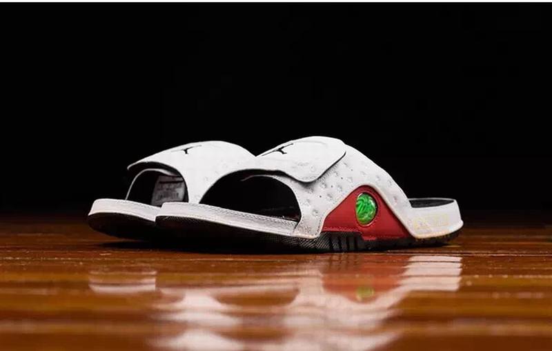 Les sandales claquettes Jordan sont un incontournable pour ceux qui recherchent un mélange parfait entre confort et style décontracté.