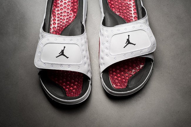 Les sandales claquettes Jordan sont un incontournable pour ceux qui recherchent un mélange parfait entre confort et style décontracté.