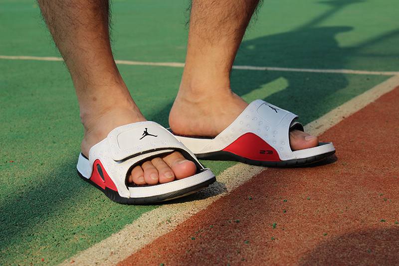 Les sandales claquettes Jordan sont un incontournable pour ceux qui recherchent un mélange parfait entre confort et style décontracté.