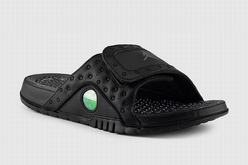 Les sandales claquettes Jordan sont un incontournable pour ceux qui recherchent un mélange parfait entre confort et style décontracté.