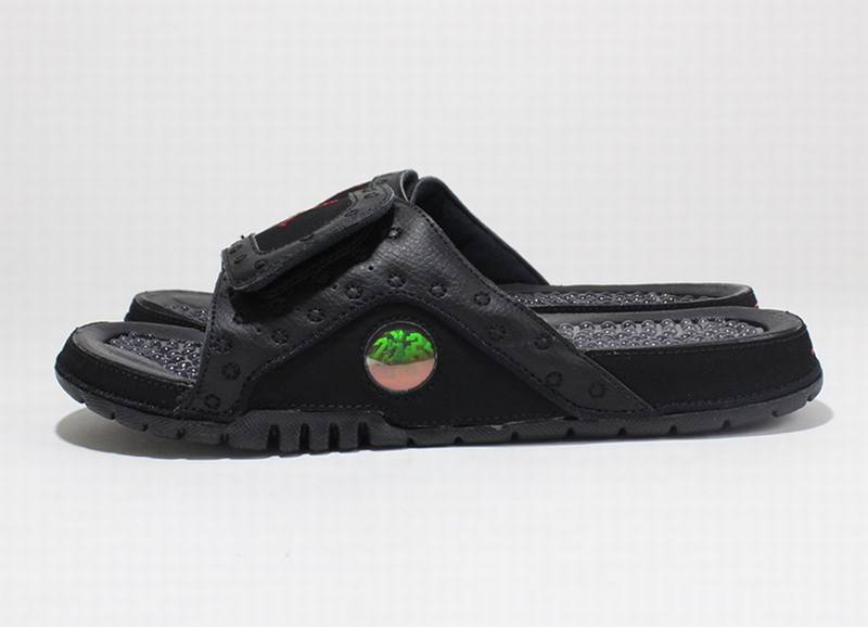 Les sandales claquettes Jordan sont un incontournable pour ceux qui recherchent un mélange parfait entre confort et style décontracté.