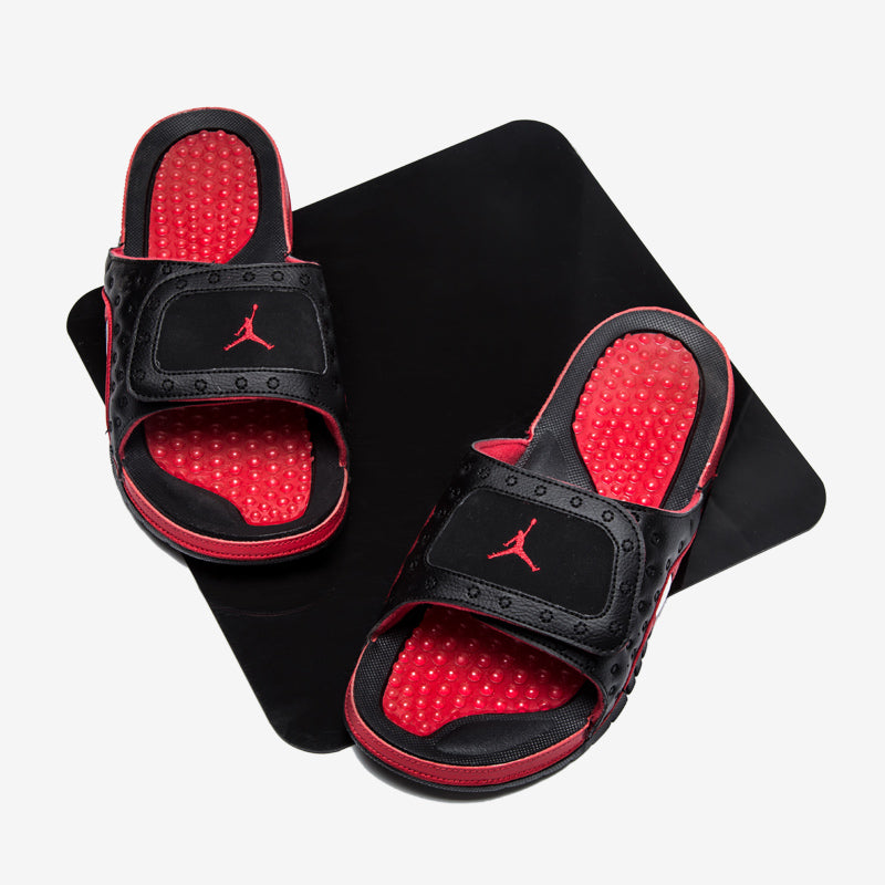 Les sandales claquettes Jordan sont un incontournable pour ceux qui recherchent un mélange parfait entre confort et style décontracté.