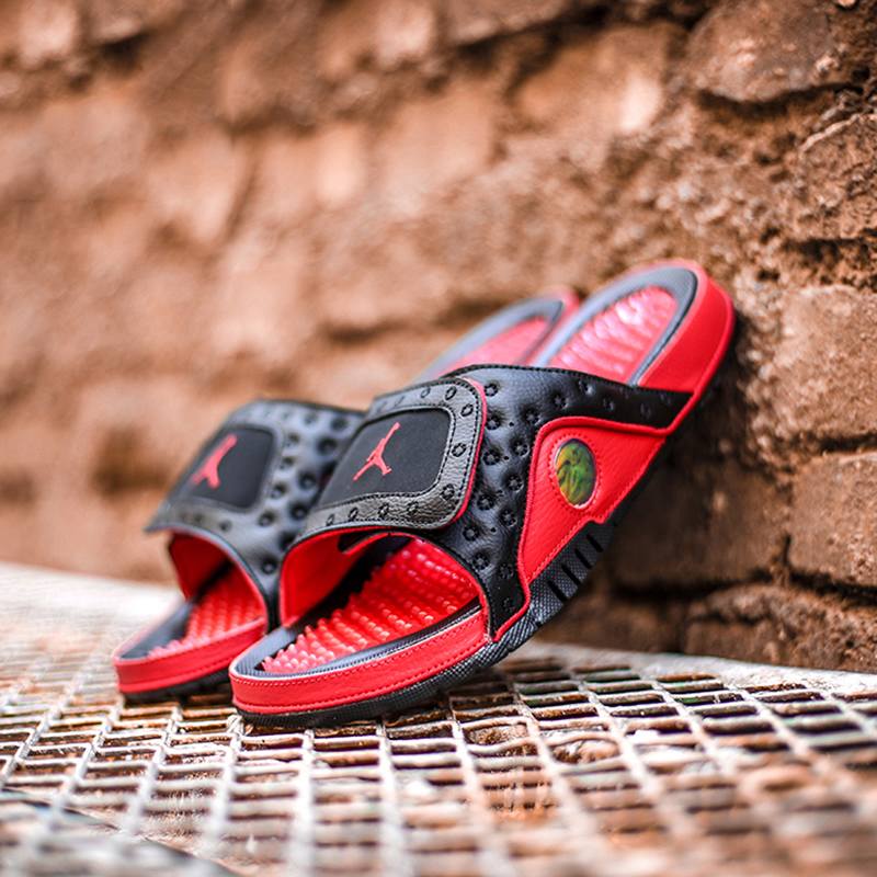 Les sandales claquettes Jordan sont un incontournable pour ceux qui recherchent un mélange parfait entre confort et style décontracté.