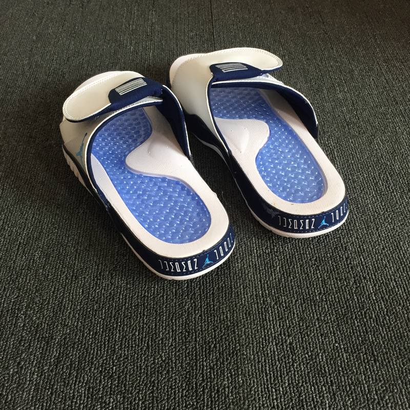 Les sandales claquettes Jordan sont un incontournable pour ceux qui recherchent un mélange parfait entre confort et style décontracté.