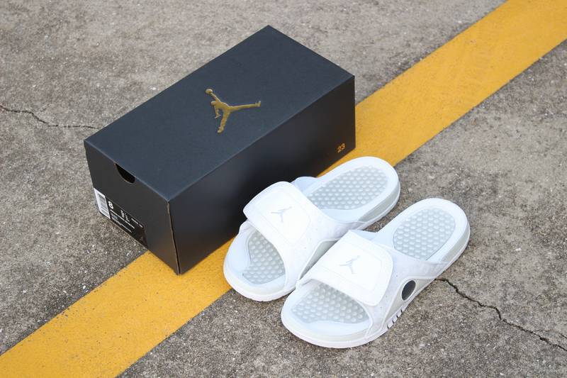 Les sandales claquettes Jordan sont un incontournable pour ceux qui recherchent un mélange parfait entre confort et style décontracté.