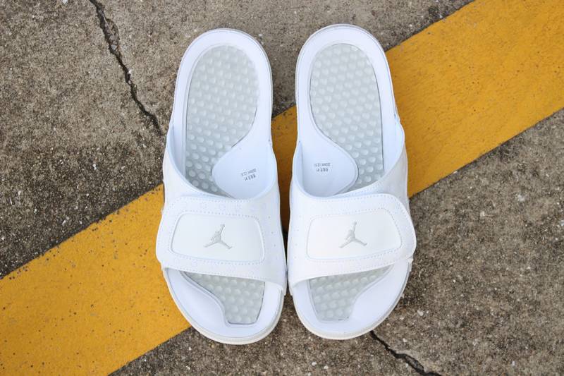 Les sandales claquettes Jordan sont un incontournable pour ceux qui recherchent un mélange parfait entre confort et style décontracté.