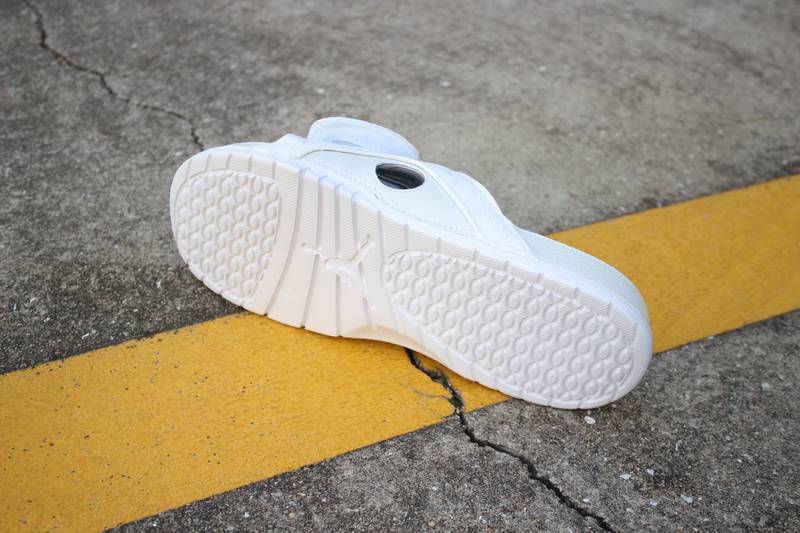 Les sandales claquettes Jordan sont un incontournable pour ceux qui recherchent un mélange parfait entre confort et style décontracté.