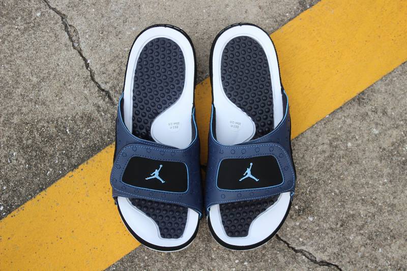 Les sandales claquettes Jordan sont un incontournable pour ceux qui recherchent un mélange parfait entre confort et style décontracté.