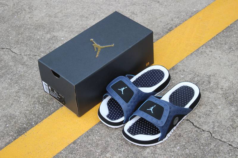 Les sandales claquettes Jordan sont un incontournable pour ceux qui recherchent un mélange parfait entre confort et style décontracté.