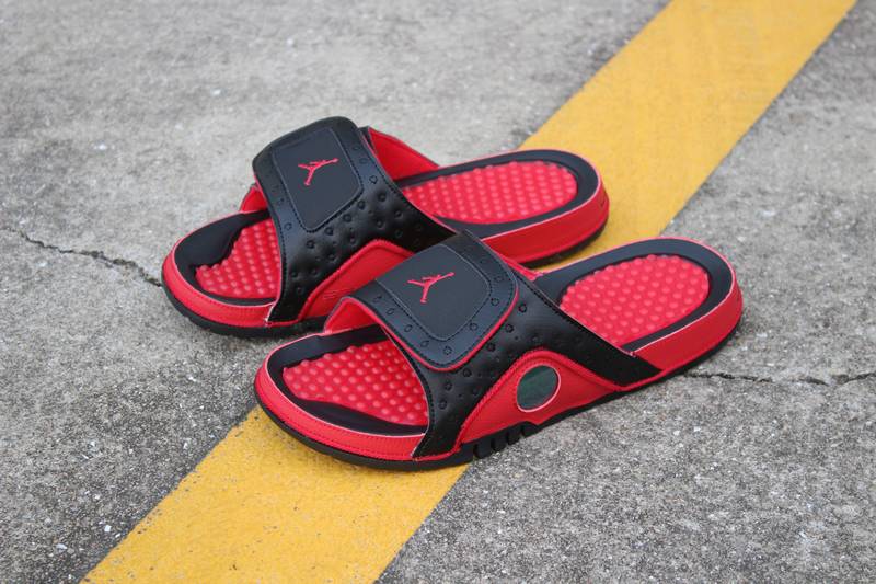 Les sandales claquettes Jordan sont un incontournable pour ceux qui recherchent un mélange parfait entre confort et style décontracté.