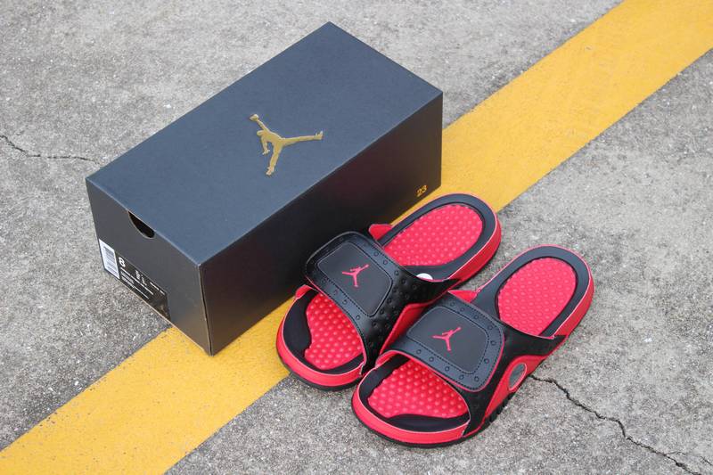 Les sandales claquettes Jordan sont un incontournable pour ceux qui recherchent un mélange parfait entre confort et style décontracté.