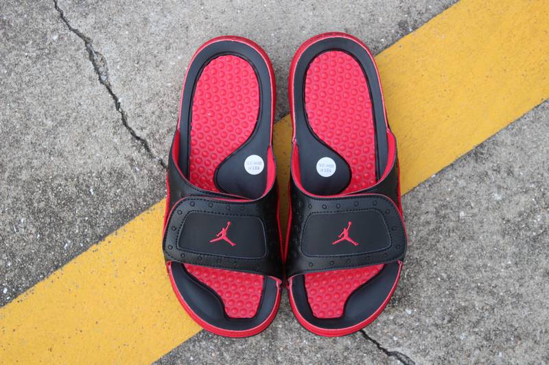 Les sandales claquettes Jordan sont un incontournable pour ceux qui recherchent un mélange parfait entre confort et style décontracté.
